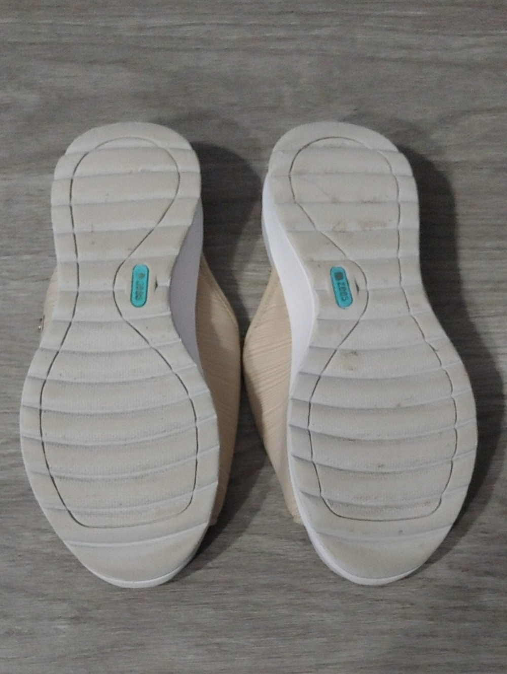 Bzees Size 8 Adjustable Sandles - Picture 4 of 4
